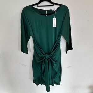 Balticborn Women’s Emerald Green Dress
3/4 Sleeves Bow on the Front

Size M
NWT